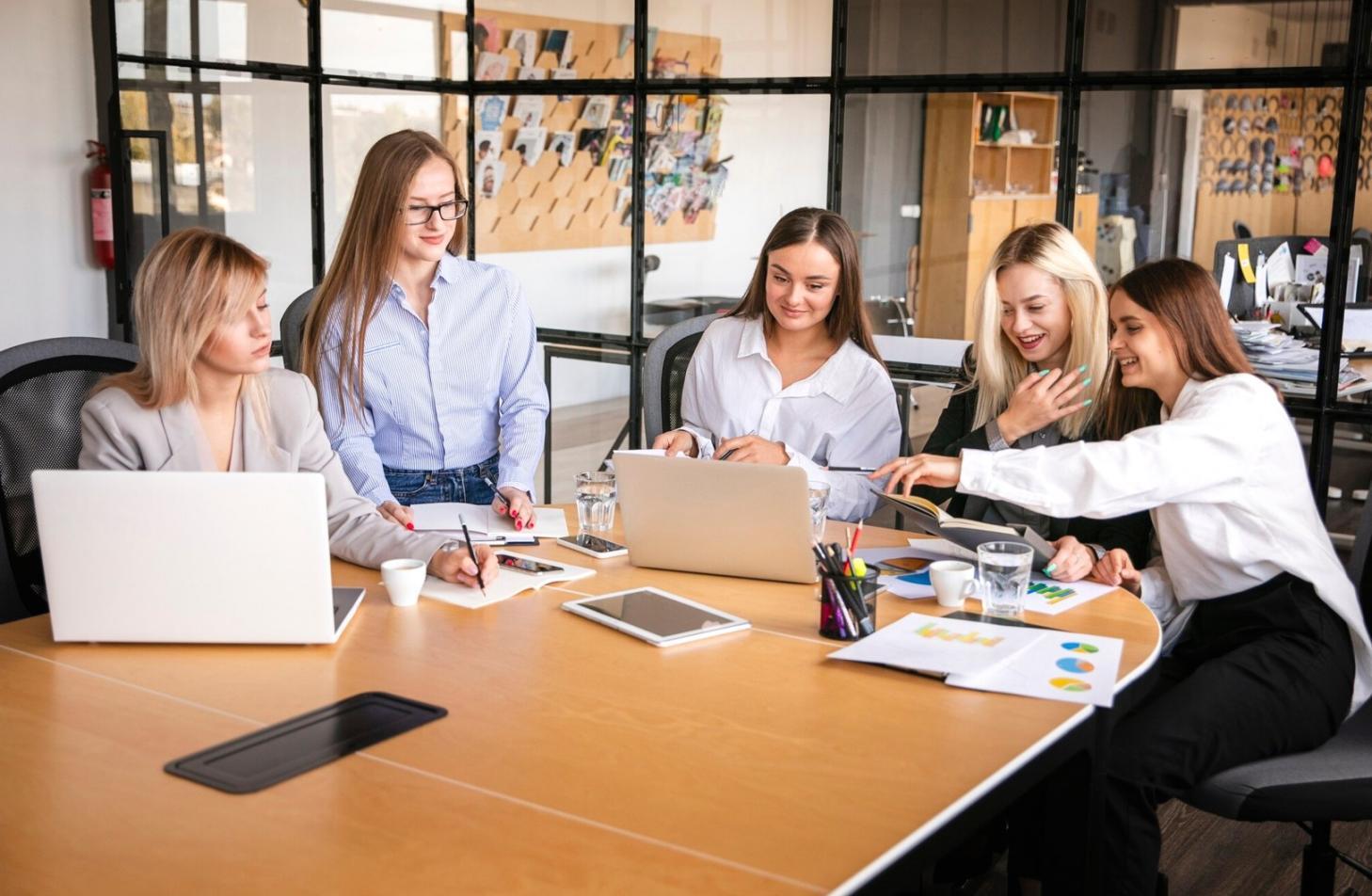 Estación de trabajo con múltiples dispositivos móviles ejecutando pruebas simultáneas